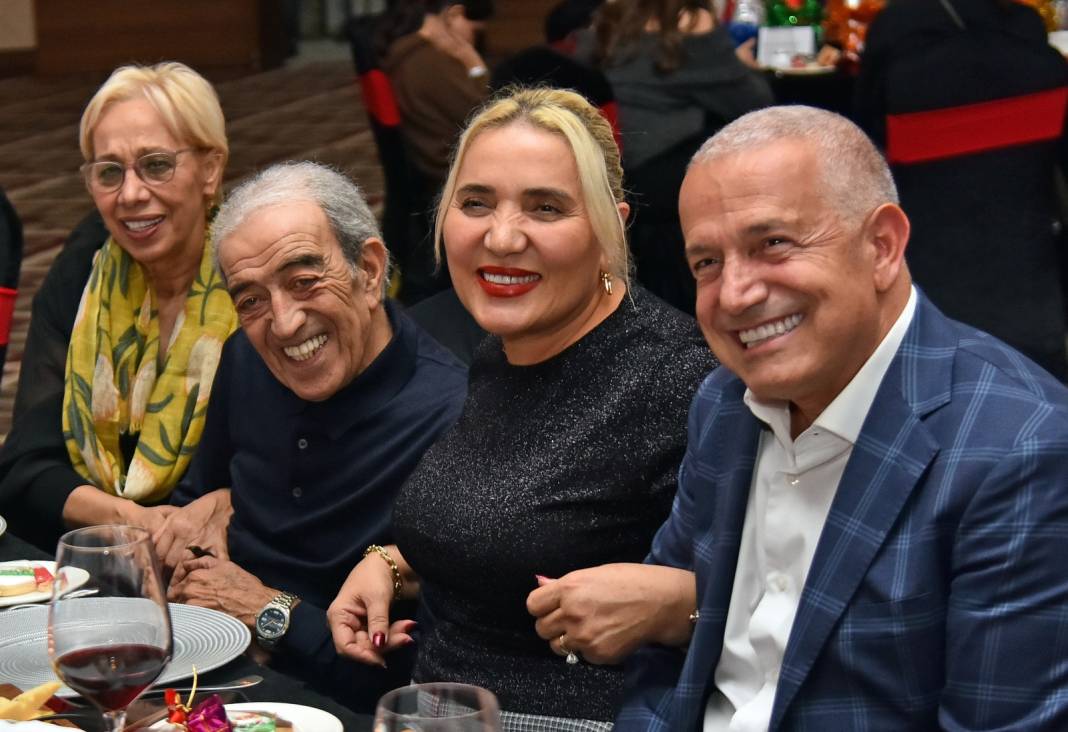 Hayatını kaybeden Edip Akbayram'ın ailesiyle birlikte son görüntüleri 1